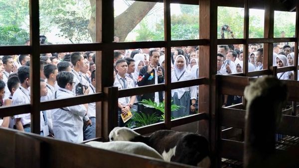 Saat Jokowi Kenalkan Kambing hingga Rusa ke Anak SMA di Bogor