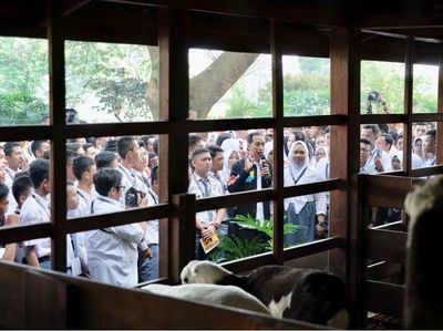 Saat Jokowi Kenalkan Kambing hingga Rusa ke Anak SMA di Bogor