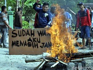 Warga Bojong Sukabumi Ancam Terus Blokir Jalan dengan TV dan Pohon