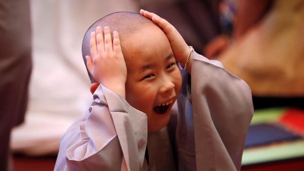 Ekspresi Kocak Biksu Cilik Korsel saat Digunduli