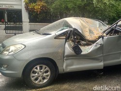 Mobil Ini Ringsek Tertimpa Pohon Tumbang di Kebayoran Baru