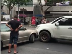 Tak Perlu Adu Mulut, Begini Reaksi Orang Thailand Saat Tabrakan