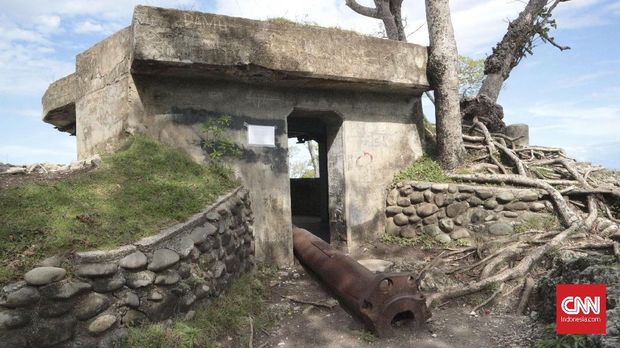 Bangunan induk dan meriam buntung di Benteng Anoi Itam.