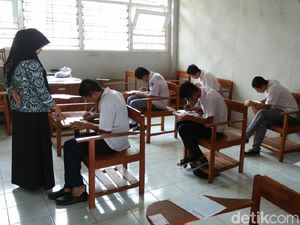 Guru Honorer di Depok Mogok Ngajar hingga 31 Oktober Guru Honorer di Depok Mogok Ngajar hingga 31 Oktober