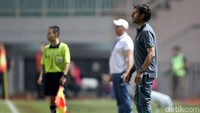 Luis Milla tampak serius mengamati jalannya pertandingan.