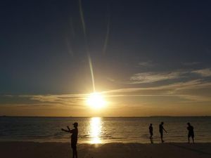 Kehangatan Sunset di Pasir Panjang Maluku