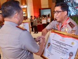Pelayanan Bebas Korupsi, Polda Jatim Terima Tiga Penghargaan