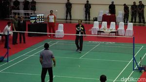 Foto: Sengitnya Duel Bulu Tangkis Jokowi Vs Sultan Brunei