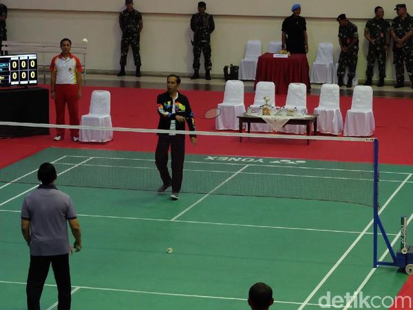 Foto: Sengitnya Duel Bulu Tangkis Jokowi Vs Sultan Brunei