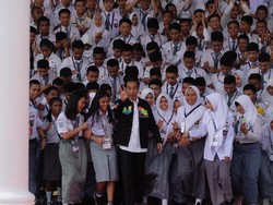Jokowi Kenalkan Sejarah dan Rusa di Istana Bogor ke OSIS SMA