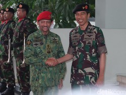 Jokowi-Sultan Brunei Kompak Berbaju Militer di Mabes TNI
