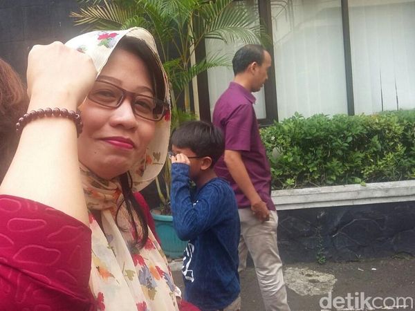 Foto: Susi Ferawati Tunjukkan Gelang yang Disebut #GelangKode