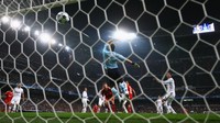 Duel Madrid vs Liverpool berikutnya hadir di babak 16 besar musim 2008/2009. Santiago Bernabeu jadi tuan rumah leg pertama, yang berakhir dengan satu gol. (Foto: Clive Brunskill/Getty Images)
