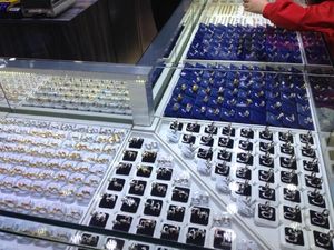 Jelang Puasa, Orang Jual Emas Lebih Banyak Ketimbang yang Beli