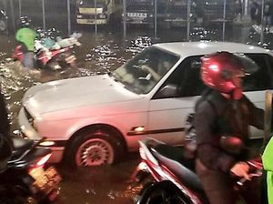 Sejumlah Area di Jaksel Banjir, Ketinggian Air hingga 1,2 Meter