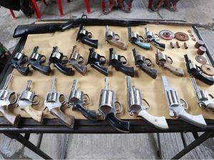 Warga Sumsel Ramai-ramai Serahkan Senpi Rakitan ke TNI