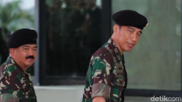 Foto: Jokowi Berbaju Loreng dan Berbaret