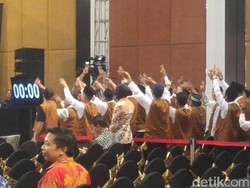 Melihat Pemanasan Pendukung di Lokasi Debat Cagub Jateng Ronde 2