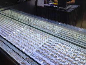 Mau Pakai Perhiasan Emas Saat Lebaran? Ini Daftar Harganya