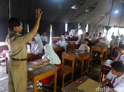Siswa SD Korban Gempa di Banjarnegara Jalani UN di Tenda