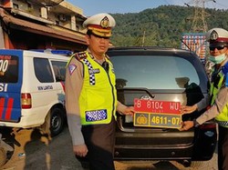 Ada-ada Saja! Mobil Pelat Merah Ditutup Nopol Polri