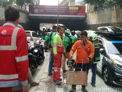 Marah, Ojol Bongkar Perbaikan Jalan di Casablanca yang Bikin Macet