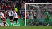 Enam menit berselang, Roma berhasil menyamakan skor menjadi 1-1 lewat gol bunuh diri James Milner. (Foto: Alberto Lingria/Reuters)