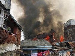 Api Lahap Sejumlah Rumah di Belakang Hotel Papandayan Bandung