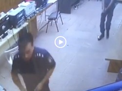 Bukan di Indonesia, Pria Bersenjata Serbu Kantor Polisi