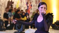 Mulan Jameela Serba Hitam di Atas Panggung