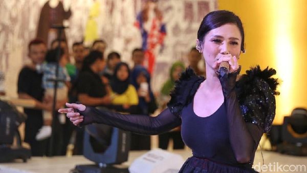 Mulan Jameela Serba Hitam di Atas Panggung