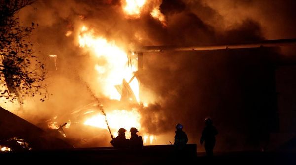 Kebakaran Mengerikan di Pusat Daur Ulang Ban