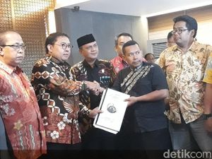 Fadli Zon Terima Aduan Warga Penggusuran Proyek Tol Batang Fadli Zon Terima Aduan Warga Penggusuran Proyek Tol Batang