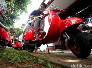 Naik Skuter Buat Denny Chasmala Siap Tempur Saat Konser