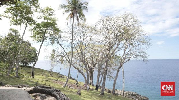 Pemandangan indah Selat Malaka dari tebing di dekat bangunan utama Benteng Anoi Itam.