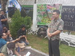 Juara Baca Puisi Dihadiahi Serbet, Seniman Demo Pemprov Banten Juara Baca Puisi Dihadiahi Serbet, Seniman Demo Pemprov Banten