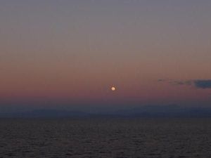 Indahnya Bulan Purnama di Laut Alor