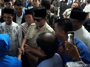 Awali Safari di Jatim, Prabowo Besuk Pengasuh Ponpes Al-Ishlah Awali Safari di Jatim, Prabowo Besuk Pengasuh Ponpes Al-Ishlah