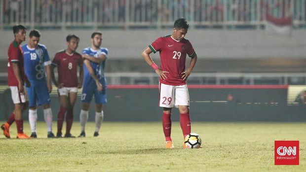 Septian David Maulana gagal mencewtak gol untuk Timnas Indonesia dari tendangan penalti.
