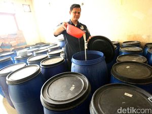 Polisi Gerebek Pabrik Ciu di Tambora Polisi Gerebek Pabrik Ciu di Tambora