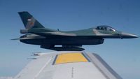 F-16 TNI AU Paksa Turun Pesawat Asing di Natuna