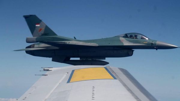 F-16 TNI AU Paksa Turun Pesawat Asing di Natuna