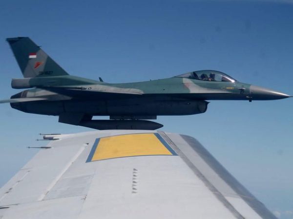 F-16 TNI AU Paksa Turun Pesawat Asing di Natuna