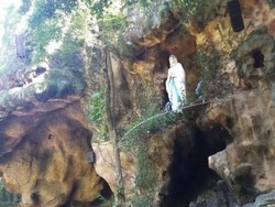 Wisata Religi Syahdu di Gua Maria Puhsarang