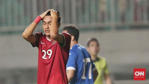 Septian David Maulana gagal mencetak gol lewat titik putih.