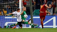 Roma kembali berhasil menyamakan skor di menit ke-52. Edin Dzeko sukses menaklukan Loris Karius lewat tendangan kaki kanan. (Foto: Julian Finney/Getty Images)
