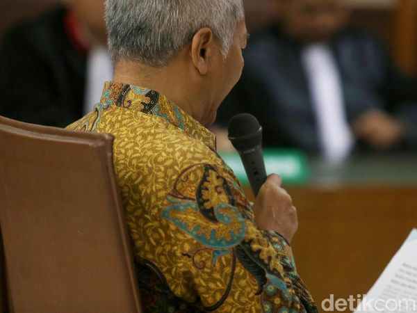Eks Dirjen Hubla Menangis saat Baca Pledoi