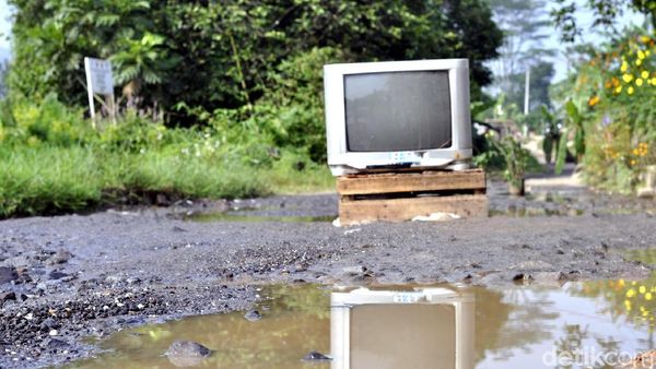 Foto: Pos Ronda dan TV Blokade Jalan Bopeng di Sukabumi