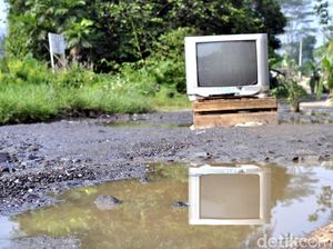 Foto: Pos Ronda dan TV Blokade Jalan Bopeng di Sukabumi