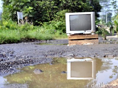 Foto: Pos Ronda dan TV Blokade Jalan Bopeng di Sukabumi